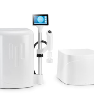 Système d'eau de laboratoire avec distributeur télescopique intégré. A gauche, l'unité de production pour la production d'eau ultra-pure, pure ou d'osmose inverse (ASTM types 1, 2 et 3). L'unité de production dispose d'un distributeur intégré avec contrôleur à écran tactile, roue de dosage et filtre final de 0,2 µm. À droite, le réservoir de stockage d'eau pure de 10 litres avec filtre d'aération et lampe UV de 254 nm.