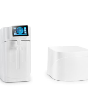 Système combiné de purification de l'eau de laboratoire de Neptec GmbH pour la production d'eau ultrapure et d'eau de type 2. À gauche, l'unité de production compacte avec pointe de dosage, filtre à membrane de 0,2 µm et contrôleur à écran tactile. À droite, le réservoir de stockage de 10 litres d'eau pure avec filtre de ventilation et lampe UV.