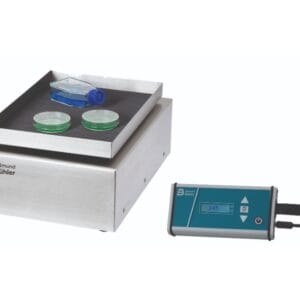 Miniatuur orbitaal schudapparaat voor gebruik in CO2-incubatoren. De regelaar van de laboratoriumshaker kan buiten de klimaatkamer worden geplaatst.