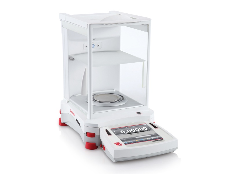 Balance Ohaus Explorer semi micro avec portes automatiques et ioniseur intégré.