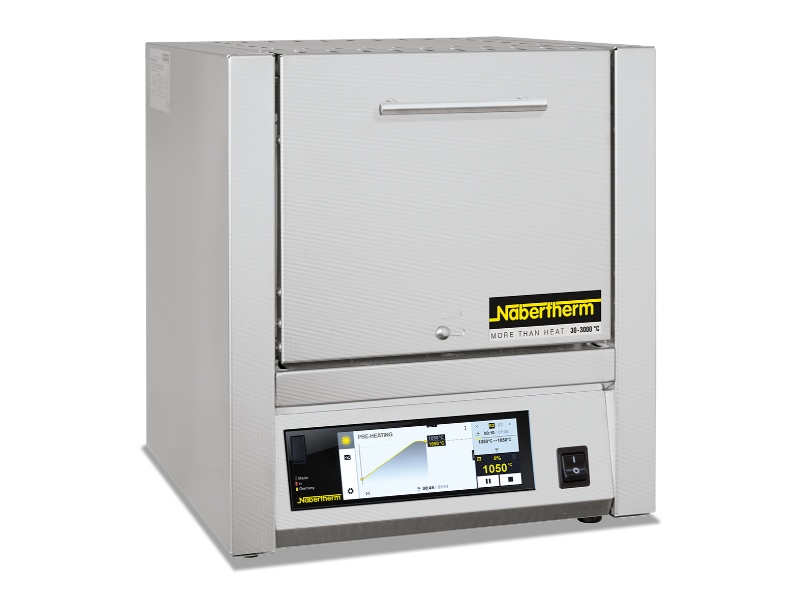 Four à moufle fermé Nabertherm L3/12 avec contrôleur numérique à écran tactile pour un chauffage précis en laboratoire