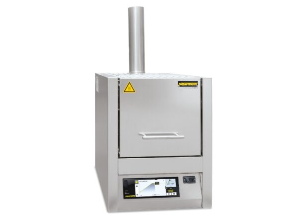 Gesloten Nabertherm LVT 9/11 moffeloven met verticale schoorsteen en touchscreen regelaar voor zeer nauwkeurige laboratoriumtoepassingen
