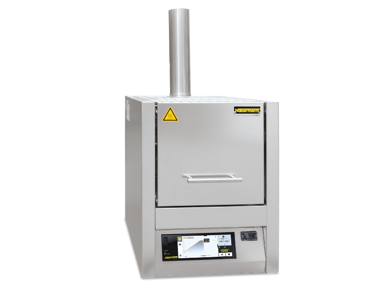 Four à moufle fermé Nabertherm LVT 9/11 avec cheminée verticale et contrôleur à écran tactile pour des applications de laboratoire de haute précision