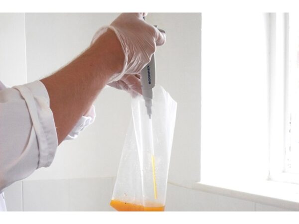 Stomacher Simplettes wegwerppipetten voor veilige en nauwkeurige monsteroverdracht in blenderworkflows in laboratoria. Monsters nemen uit zak