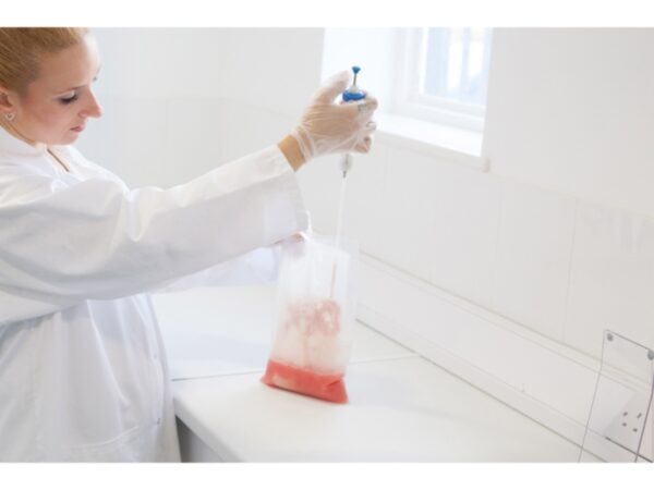 Stomacher Simplettes disposable pipettes for safe and accurate sample transfer in lab blender workflows. Scientist sampling