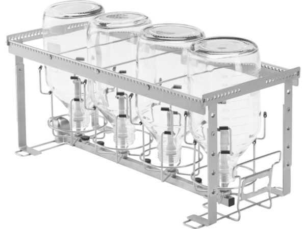 Miele laboratorium vaatwasser A 313 module – beladen met vier 2-liter laboratoriumflessen voor intensieve reiniging.