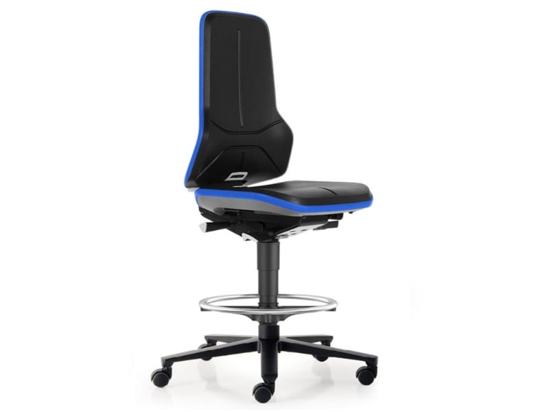 De meest ergonomische laboratoriumstoel voor werkhoogte 90 cm De Laboratoriumstoel Neon 2 Extended is speciaal ontwikkeld voor werkplekken met een werkhoogte rond 90 cm, de meest voorkomende configuratie in moderne laboratoria. Dankzij het verhoogde zithoogtebereik van 570 tot 770 mm en de geïntegreerde voetring biedt deze stoel een ergonomisch correcte en comfortabele werkhouding. Maximale personalisatie voor één gebruiker In tegenstelling tot Texon modellen, die vooral gericht zijn op eenvoud en multi-user gebruik, biedt de Neon 2 Extended uitgebreide instelmogelijkheden. De zithoogte, zitdiepte, zithoek, rughoogte en gewichtsregeling kunnen volledig worden aangepast aan de gebruiker. Hierdoor ontstaat een optimale ergonomische ondersteuning tijdens langdurig werk . Slimme oplossing binnen normering en praktijk Volgens de Duitse norm DIN 68877 wordt bij hogere zithoogtes vaak het gebruik van glijders aanbevolen. In de praktijk geven gebruikers in België en Nederland echter de voorkeur aan wielen voor flexibiliteit. De Neon 2 Extended blijft bewust binnen de grens van 77 cm zithoogte, waardoor mobiliteit en veiligheid optimaal gecombineerd worden. Innovatief 1+1 systeem voor flexibiliteit en duurzaamheid De Neon stoel bestaat uit een stoelbasis en een verwisselbaar bekledingselement. Dit maakt het mogelijk om bekleding eenvoudig te vervangen of aan te passen aan een andere toepassing. Dit systeem verhoogt de levensduur van de stoel en maakt hem bijzonder flexibel in gebruik . Hygiënisch en geschikt voor laboratoriumgebruik De gebruikte materialen zijn bestand tegen desinfectiemiddelen en eenvoudig te reinigen. Dankzij het ontwerp met minimale naden en robuuste oppervlakken is de stoel geschikt voor gebruik in farmaceutische, chemische en biotechnologische laboratoria. Bekroond design en ergonomisch onderzoek De Neon serie werd bekroond met prestigieuze designprijzen zoals de Red Dot Design Award en de German Design Award. Daarnaast werd de ergonomie onderbouwd door onderzoek van het Fraunhofer Instituut, wat de kwaliteit en effectiviteit van deze stoel bevestigt .